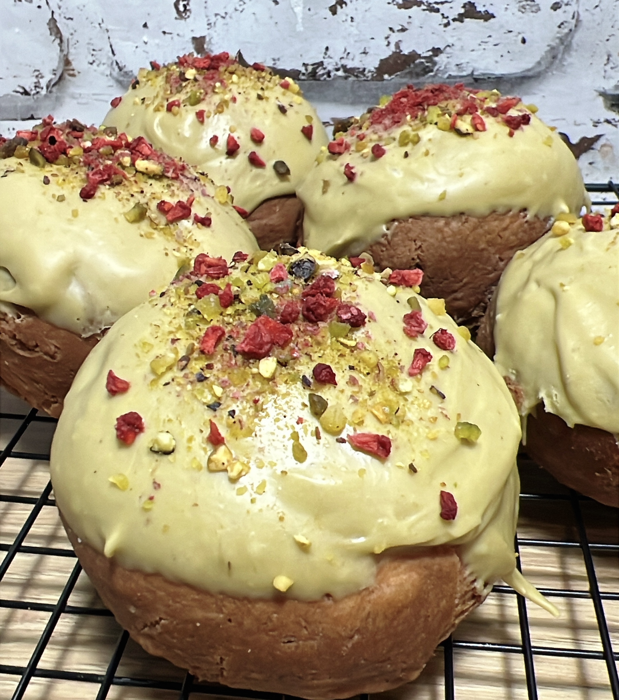 Keto Pączki Malinowo-Pistacjowe