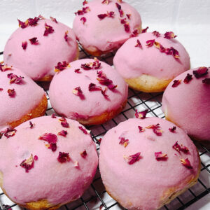 Keto Pieczone Pączki z Truskawką i Lukrową Polewą Różaną