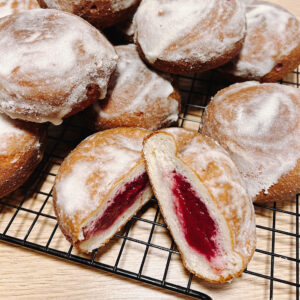 Keto Pączki z Konfiturą Wiśniową i Lukrem