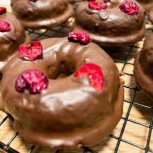 Keto Czekoladowe Donuty z Wiśniami