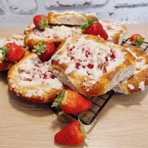 Keto Drożdżówka z Truskawkami i Rabarbarem
