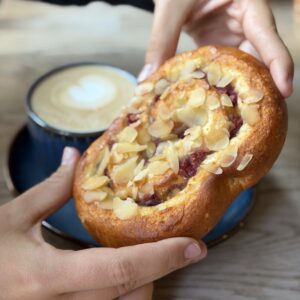 Keto drożdżówka z budyniem i truskawkami