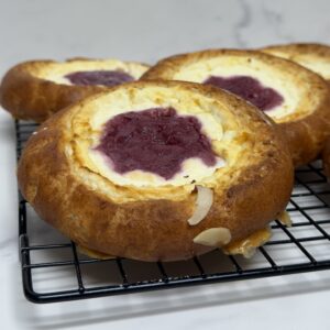Keto drożdżówka z serem i malinami