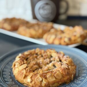 Keto Drożdżówki z Budyniem i Śliwkami