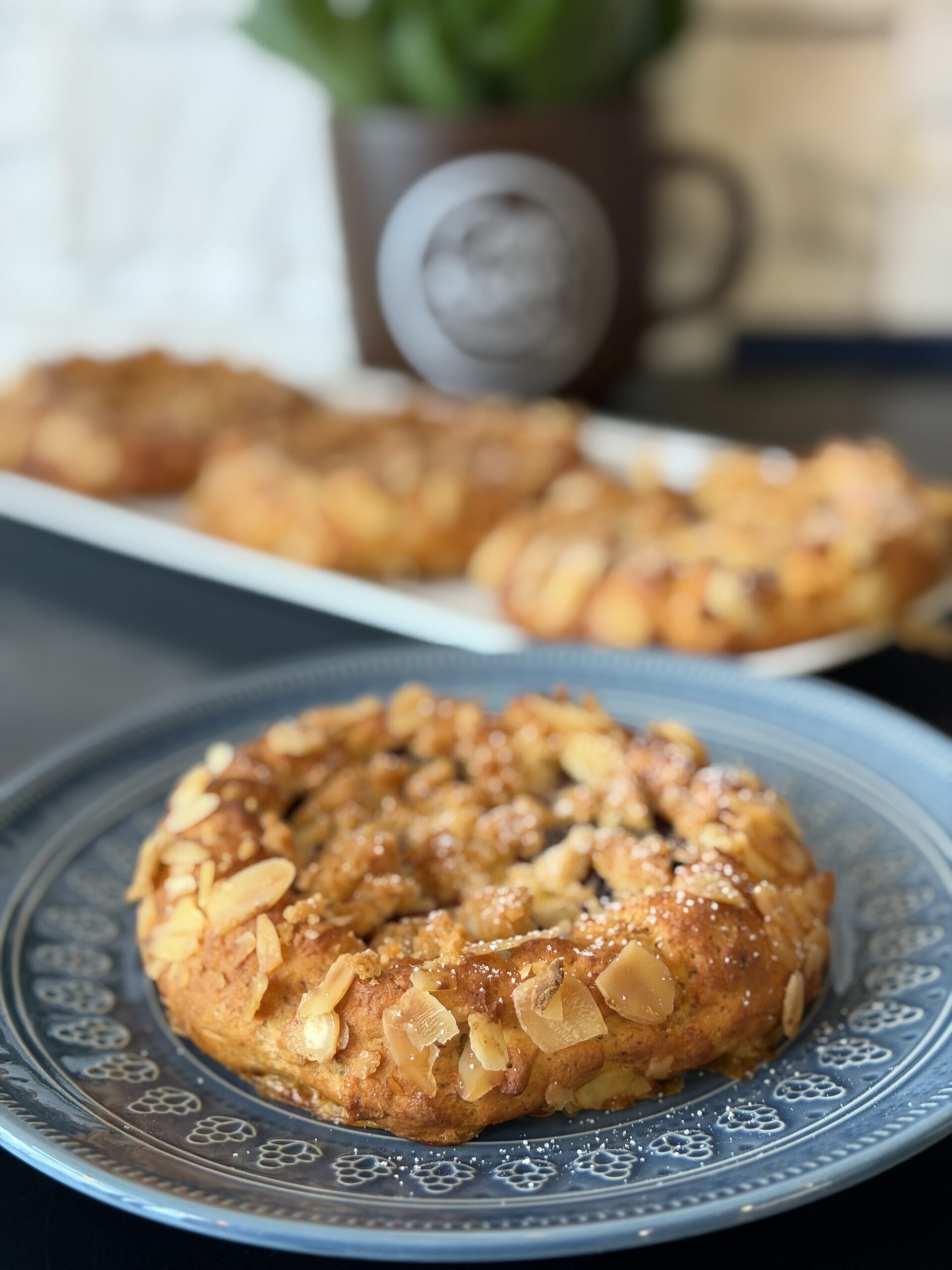 Keto Drożdżówki z Budyniem i Śliwkami